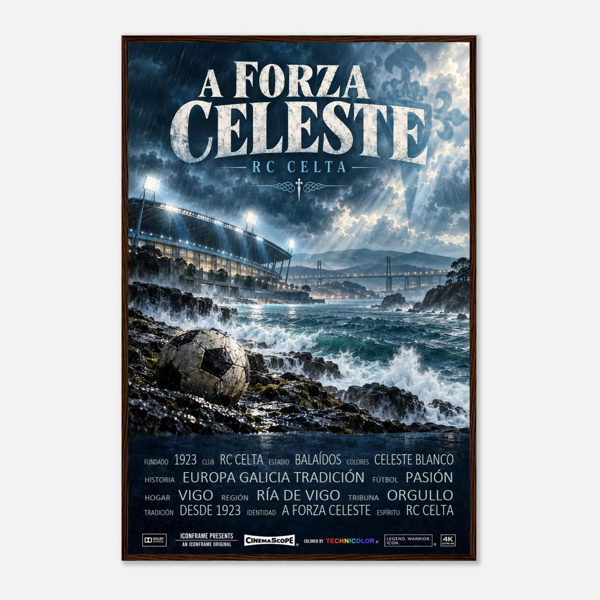 Celta Vigo Poster „A Forza Celeste“ – 60 × 90 cm, mit dunkelbraunem Holzrahmen vor hellem Hintergrund