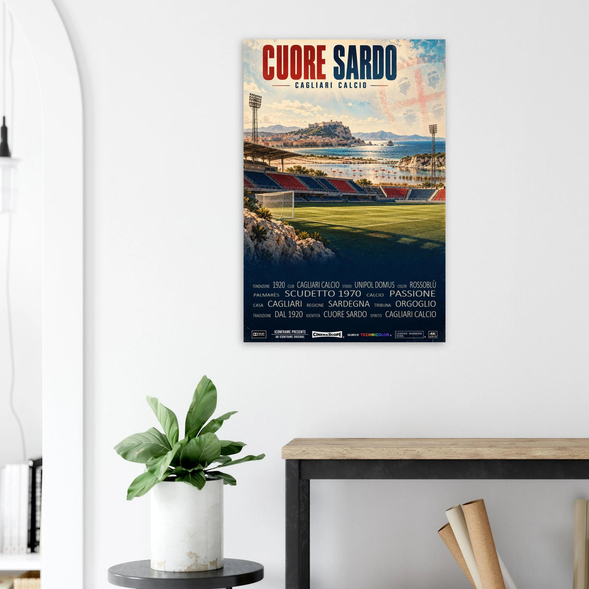 Cagliari Calcio Poster „Cuore Sardo“ an einer hellen Wand neben einer Pflanze und einem Tisch