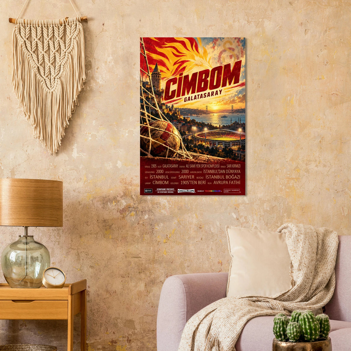 Galatasaray Istanbul Poster „Cimbom“ an einer beigen Wand neben einem Sessel und einer Tischlampe
