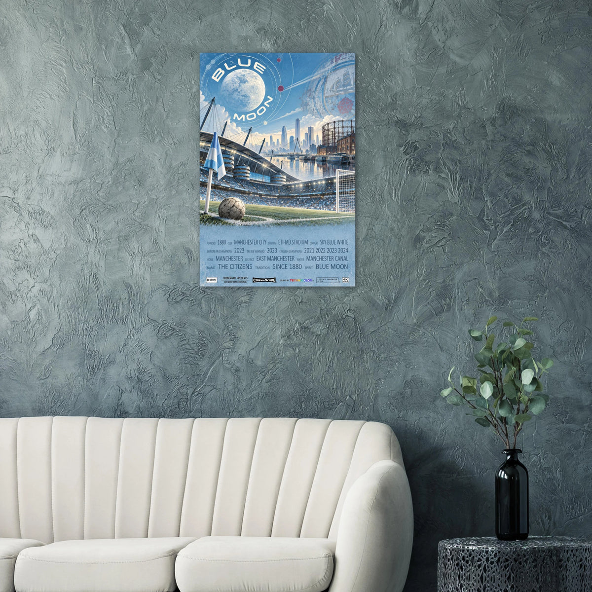Manchester City Poster „Blue Moon“ an einer strukturierten Wand über einem hellen Sofa