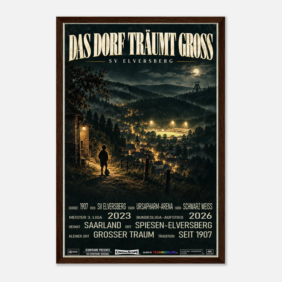 SV Elversberg Poster „Das Dorf träumt groß“ – 30 × 45 cm, mit dunkelbraunem Holzrahmen vor hellem Hintergrund