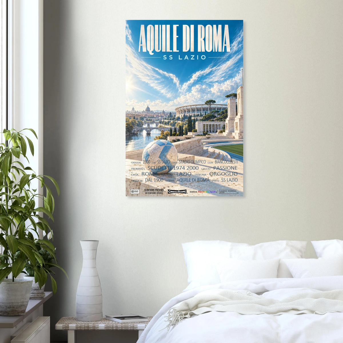 Lazio Rom Poster „Aquile di Roma“ an einer hellen Wand über einem weiß bezogenen Bett