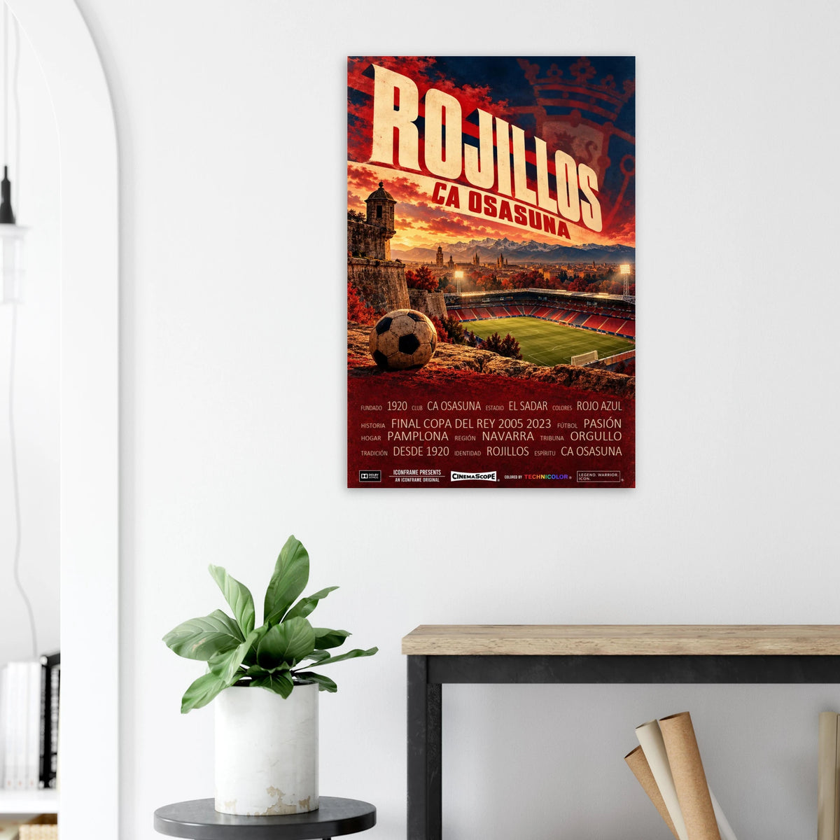 CA Osasuna Poster „Rojillos“ an einer hellen Wand neben einer Pflanze und einem Tisch