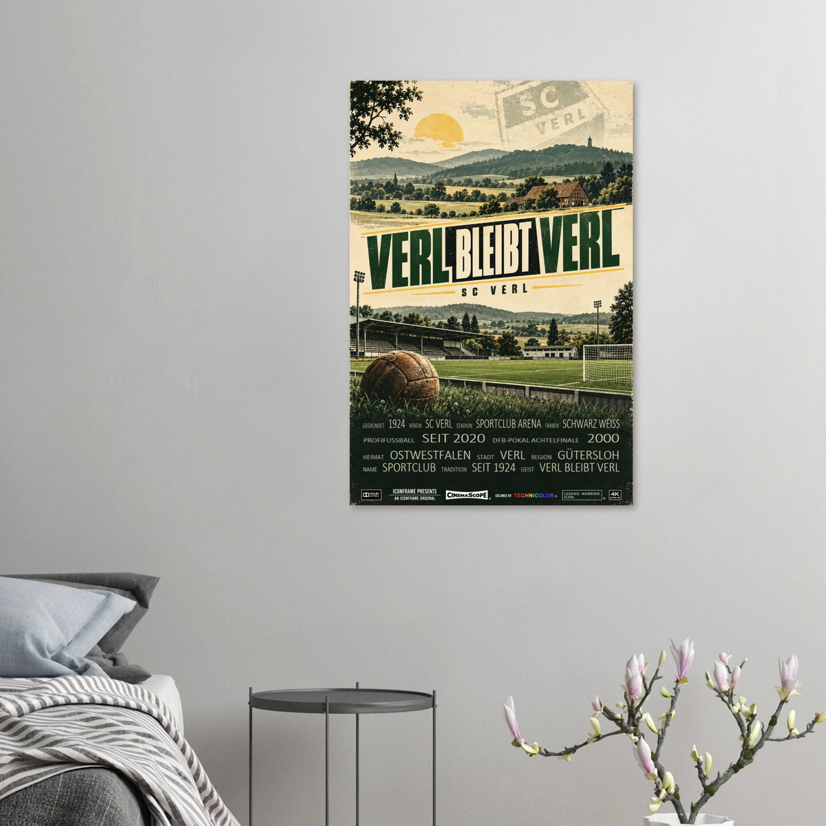 SC Verl Poster „Verl bleibt Verl“ an einer grauen Wand neben einem Bett