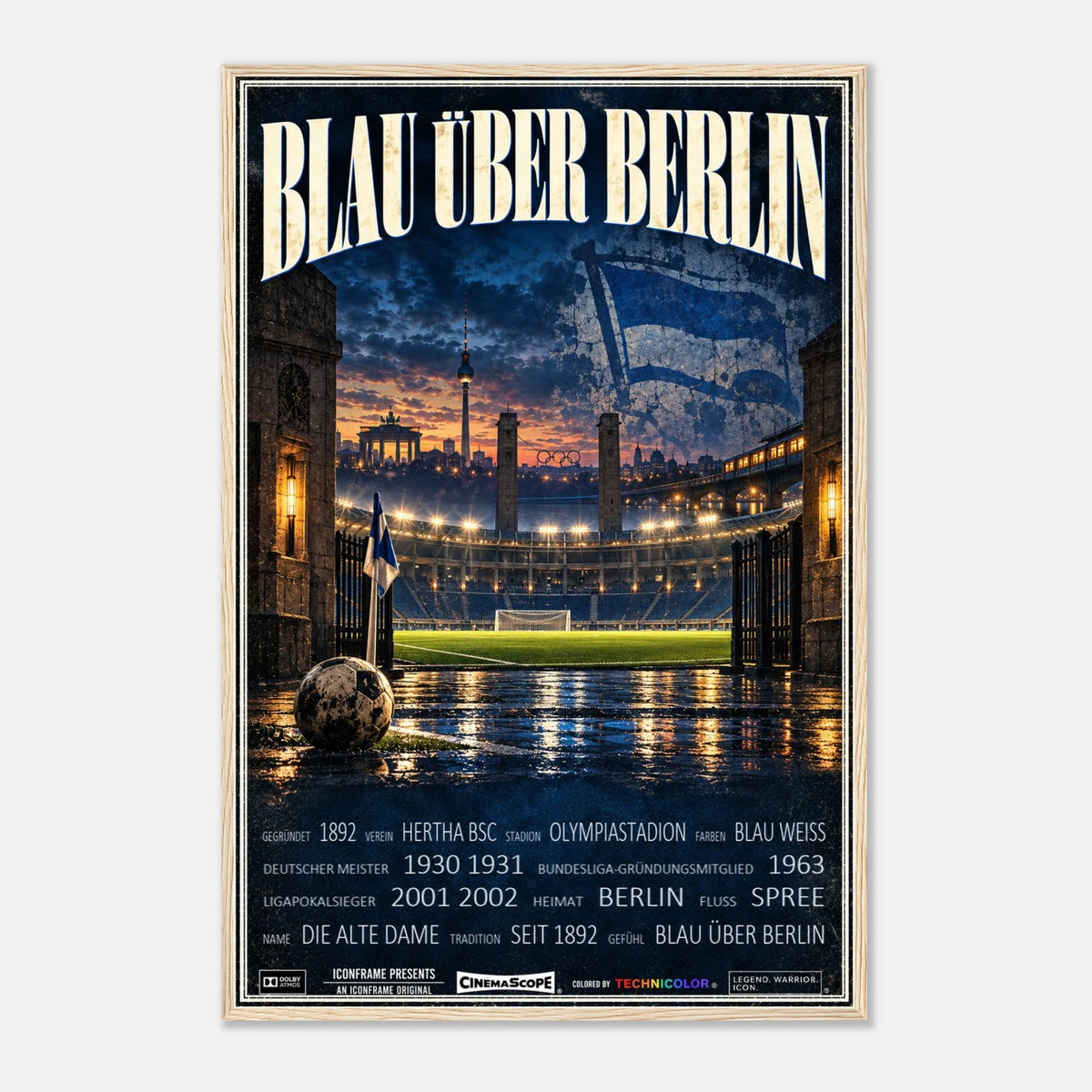 Hertha BSC Poster „Blau über Berlin“ – 60 × 90 cm, mit naturfarbenem Holzrahmen vor hellem Hintergrund