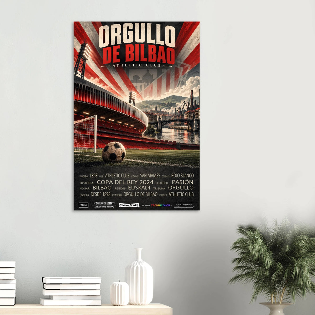 Athletic Bilbao Poster „Orgullo de Bilbao“ an einer hellen Wand über einem Tisch mit Büchern und Vasen