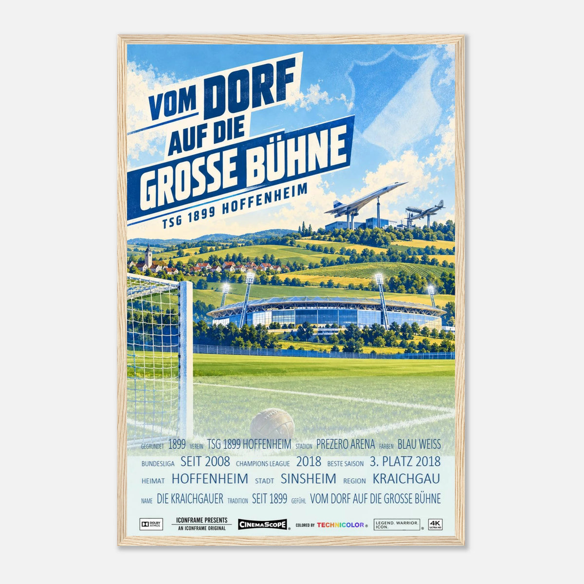 TSG Hoffenheim Poster „Vom Dorf auf die große Bühne“ – mit naturfarbenem Holzrahmen vor hellem Hintergrund