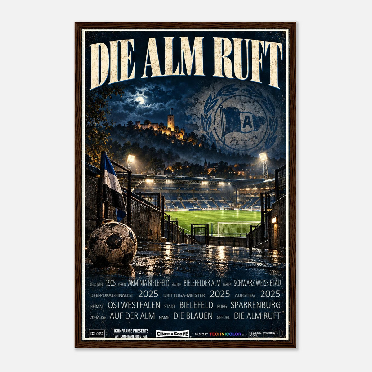 Arminia Bielefeld Poster „Die Alm ruft“ – 40 × 60 cm, mit dunkelbraunem Holzrahmen vor hellem Hintergrund
