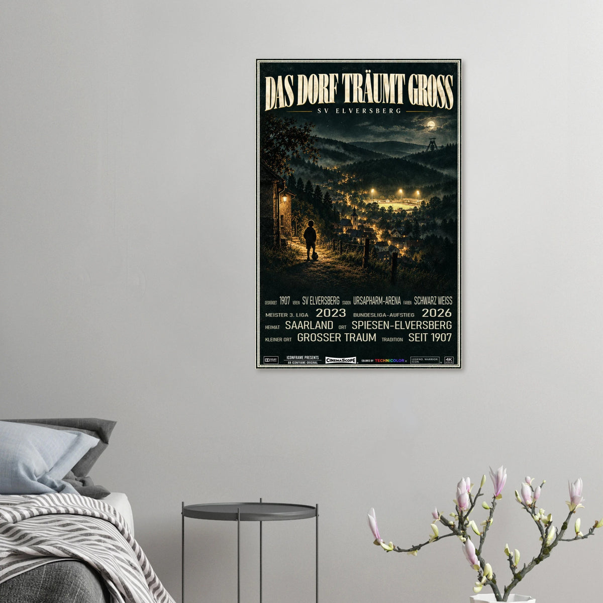 SV Elversberg Poster „Das Dorf träumt groß“ an einer grauen Wand neben einem Bett