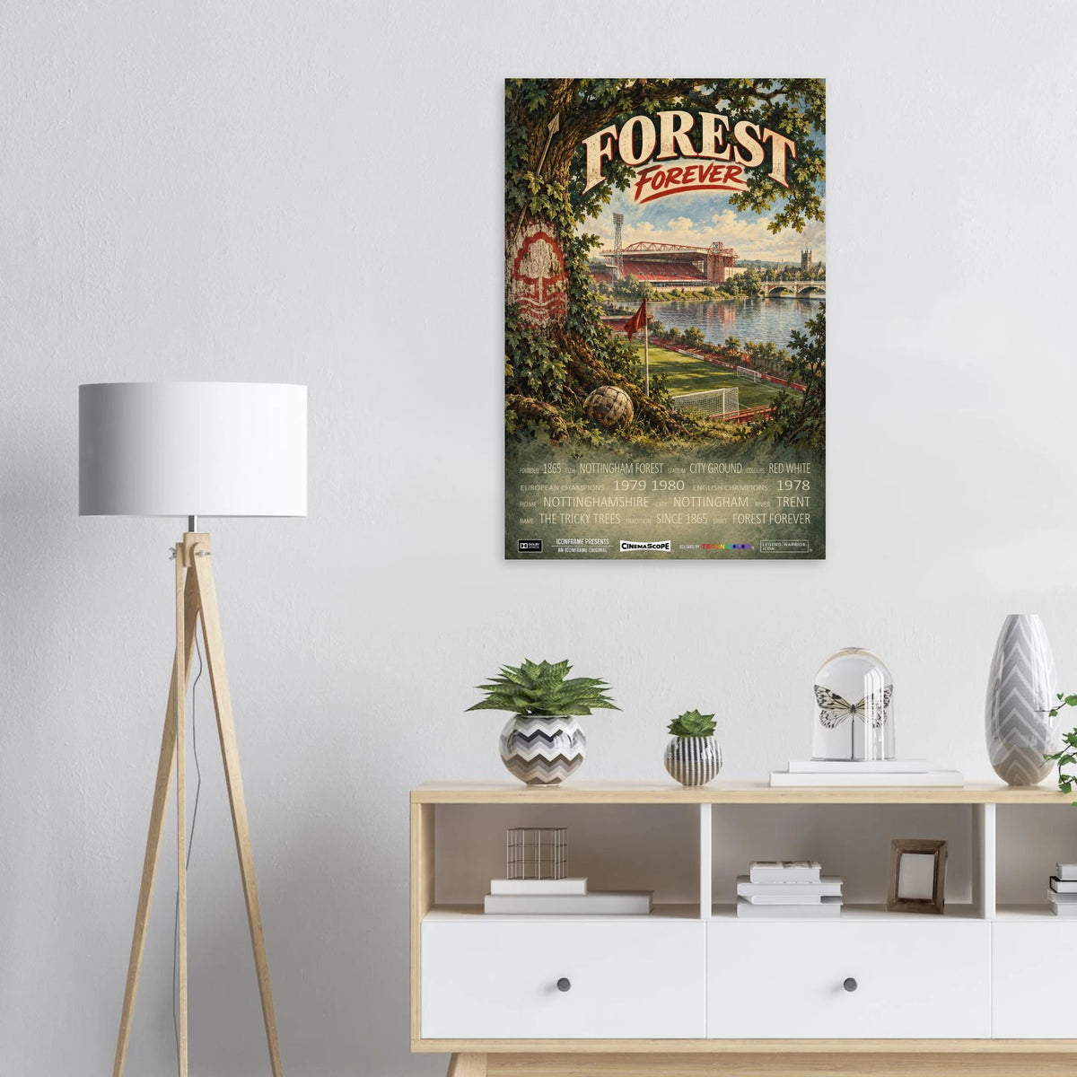 Nottingham Forest Poster „Forest Forever“ über einem Sideboard neben einer Stehlampe