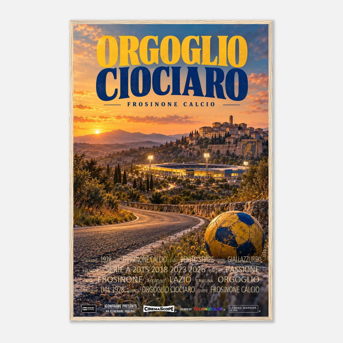 Frosinone Calcio Poster „Orgoglio Ciociaro“ – 60 × 90 cm, mit naturfarbenem Holzrahmen vor hellem Hintergrund