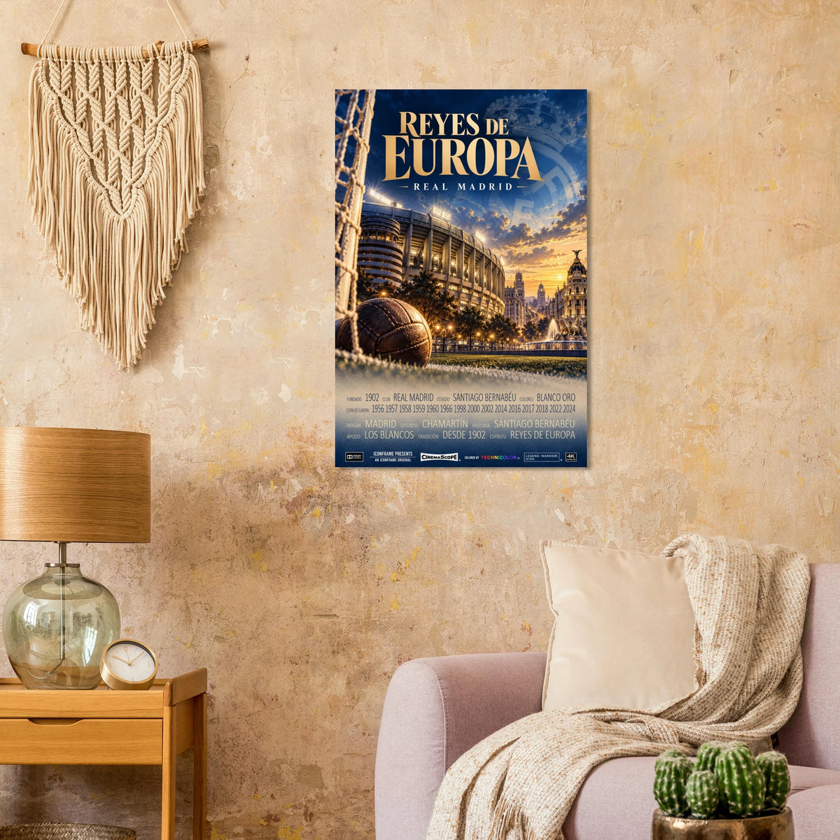 Real Madrid Poster „Reyes de Europa“ an einer warmen beigen Wand neben einem Sessel