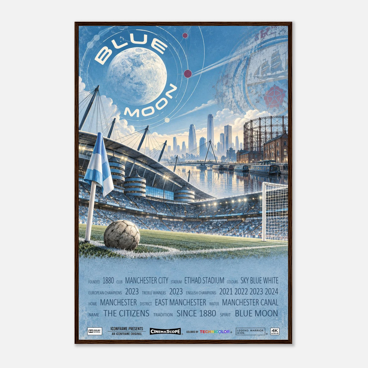 Manchester City Poster „Blue Moon“ – 60 × 90 cm, mit dunkelbraunem Holzrahmen vor hellem Hintergrund