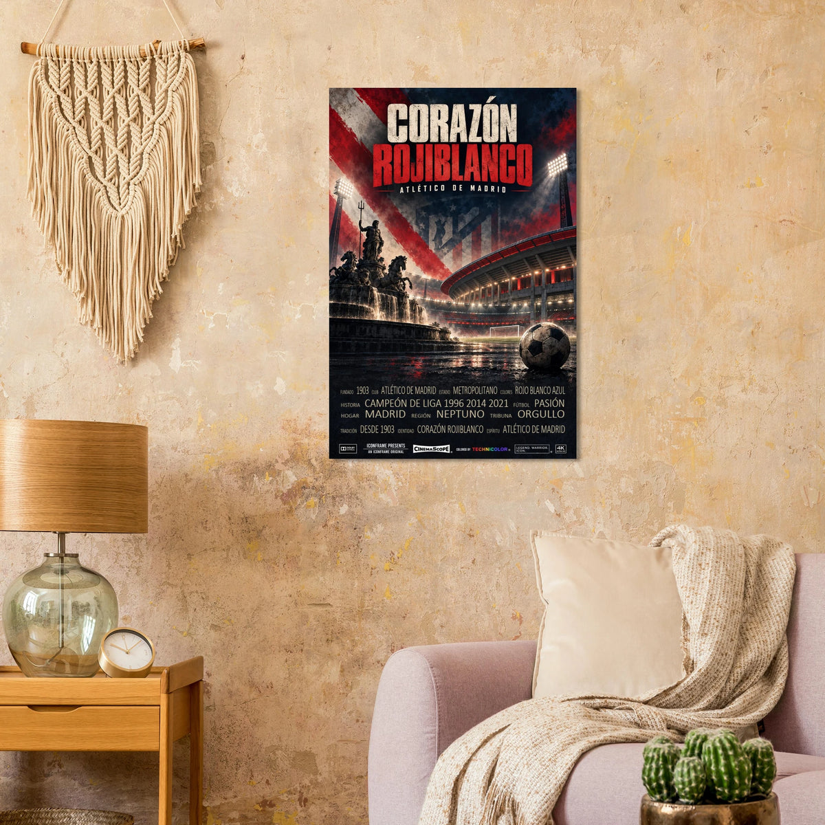 Atlético Madrid Poster „Corazón Rojiblanco“ an einer warmen beigen Wand neben einem Sessel