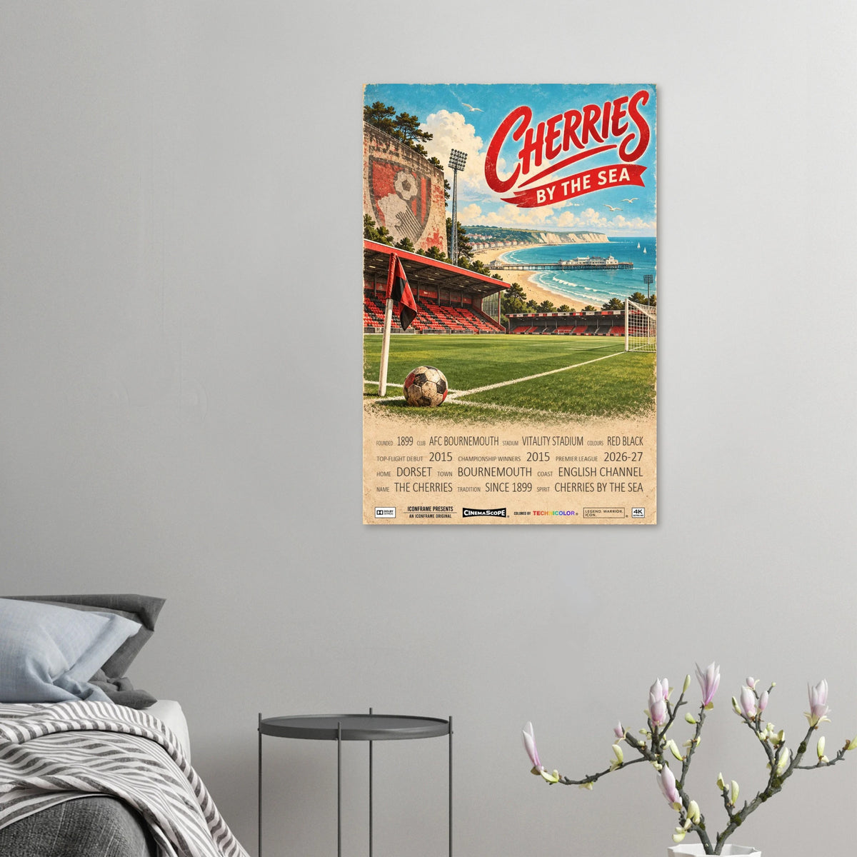 AFC Bournemouth Poster „Cherries by the Sea“ an einer grauen Wand neben einem Bett