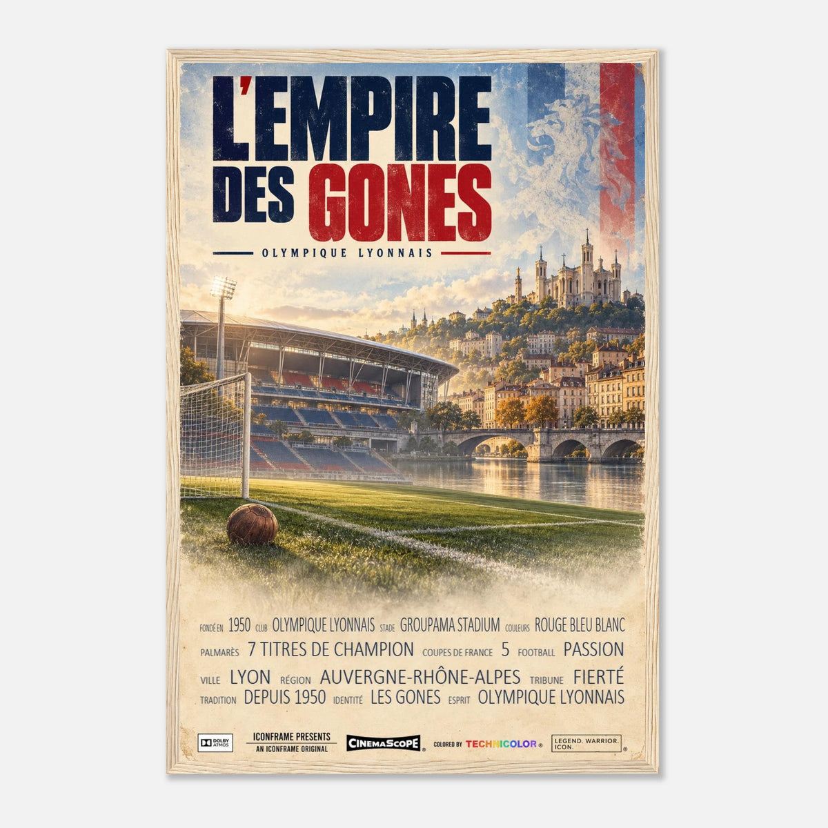Olympique Lyon Poster „L’Empire des Gones“ – 40 × 60 cm, mit naturfarbenem Holzrahmen