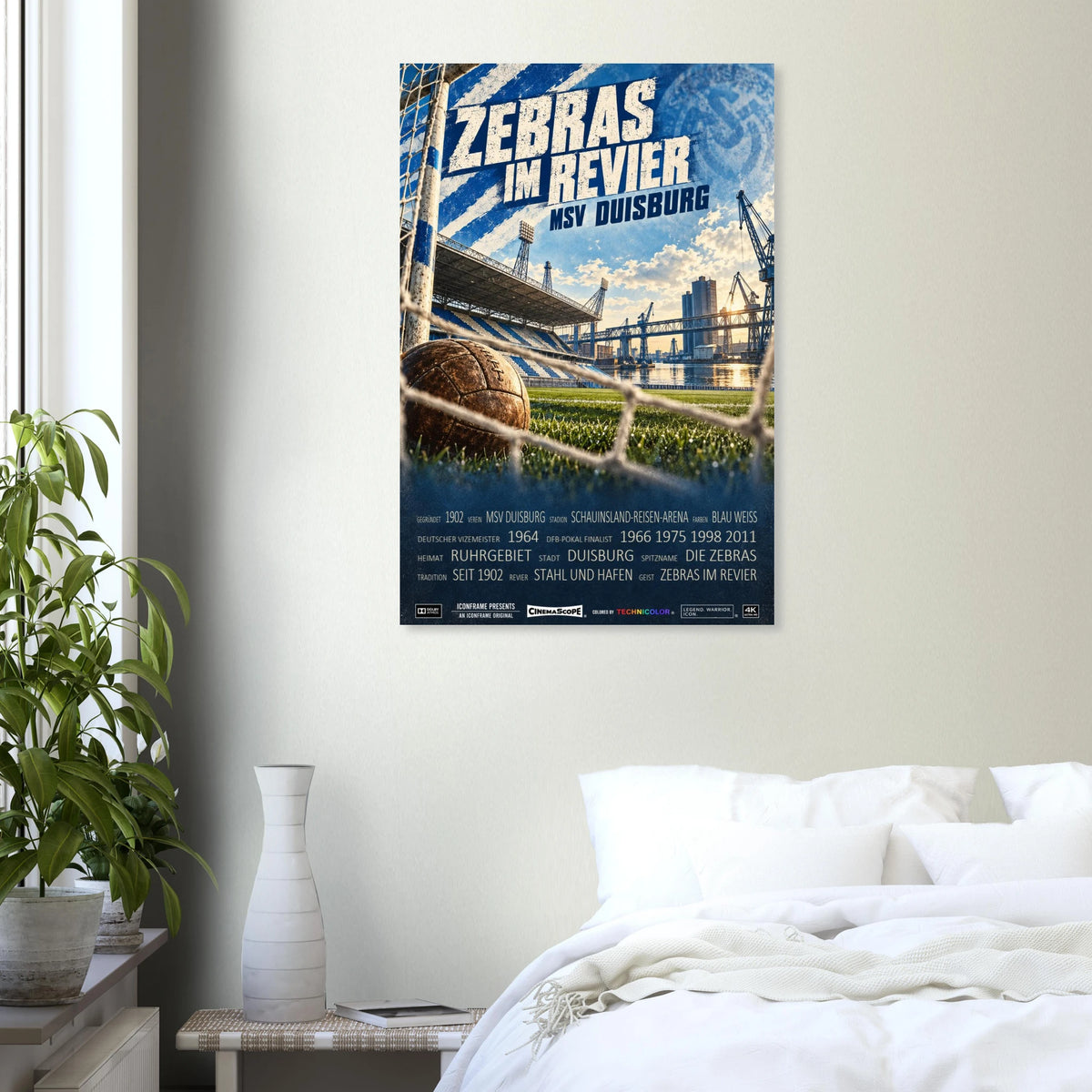 MSV Duisburg Poster „Zebras im Revier“ an einer hellen Wand über einem weiß bezogenen Bett