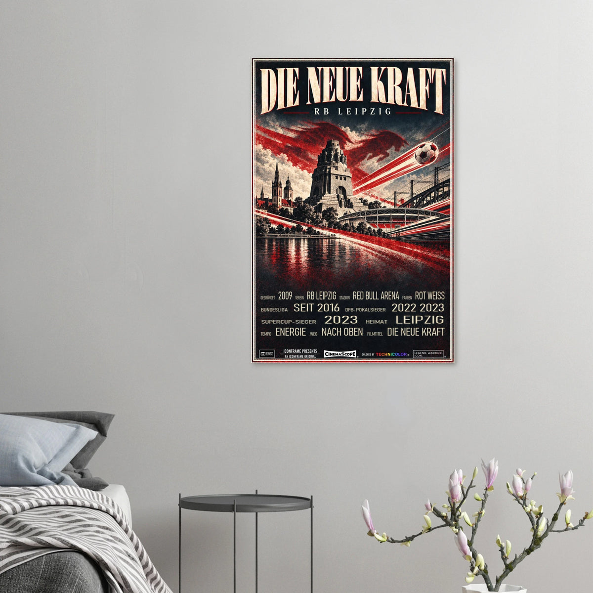 RB Leipzig Poster „Die neue Kraft“ an einer grauen Wand neben einem Bett
