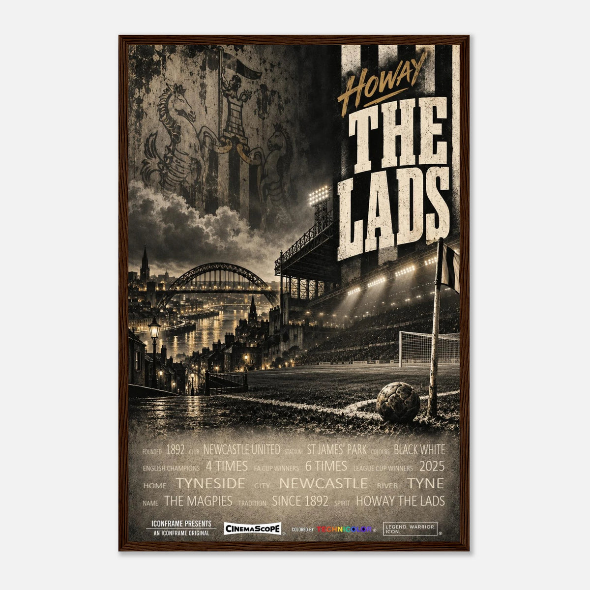 Newcastle United Poster „Howay the Lads“ – 40 × 60 cm, mit dunkelbraunem Holzrahmen vor hellem Hintergrund