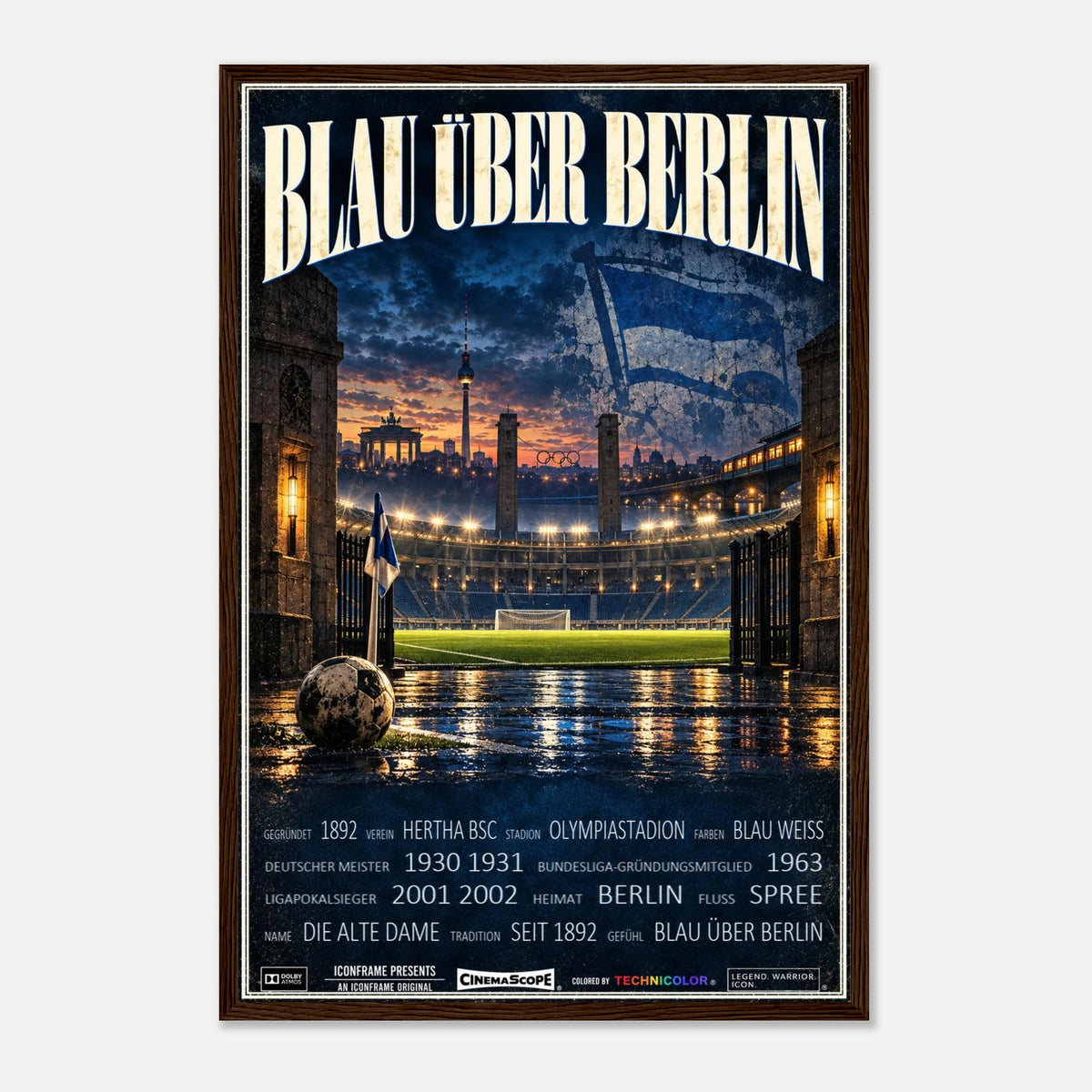 Hertha BSC Poster „Blau über Berlin“ – 40 × 60 cm, mit dunkelbraunem Holzrahmen vor hellem Hintergrund