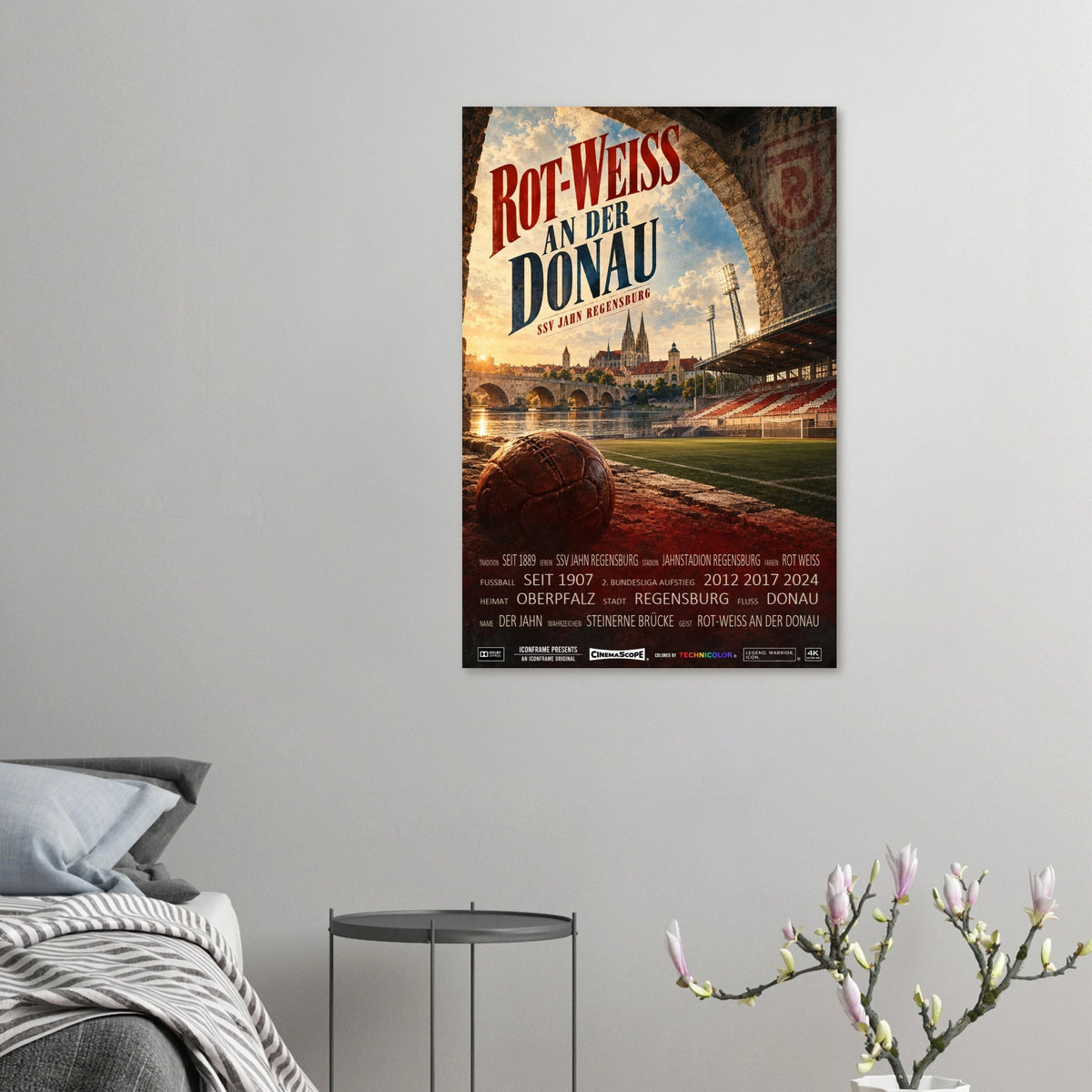 SSV Jahn Regensburg Poster „Rot-Weiss an der Donau“ an einer grauen Wand neben einem Bett