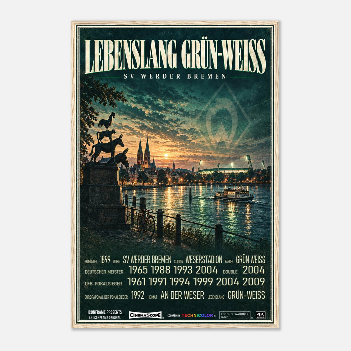 Werder Bremen Poster „Lebenslang Grün-Weiß“ – 60 × 90 cm, mit naturfarbenem Holzrahmen vor hellem Hintergrund