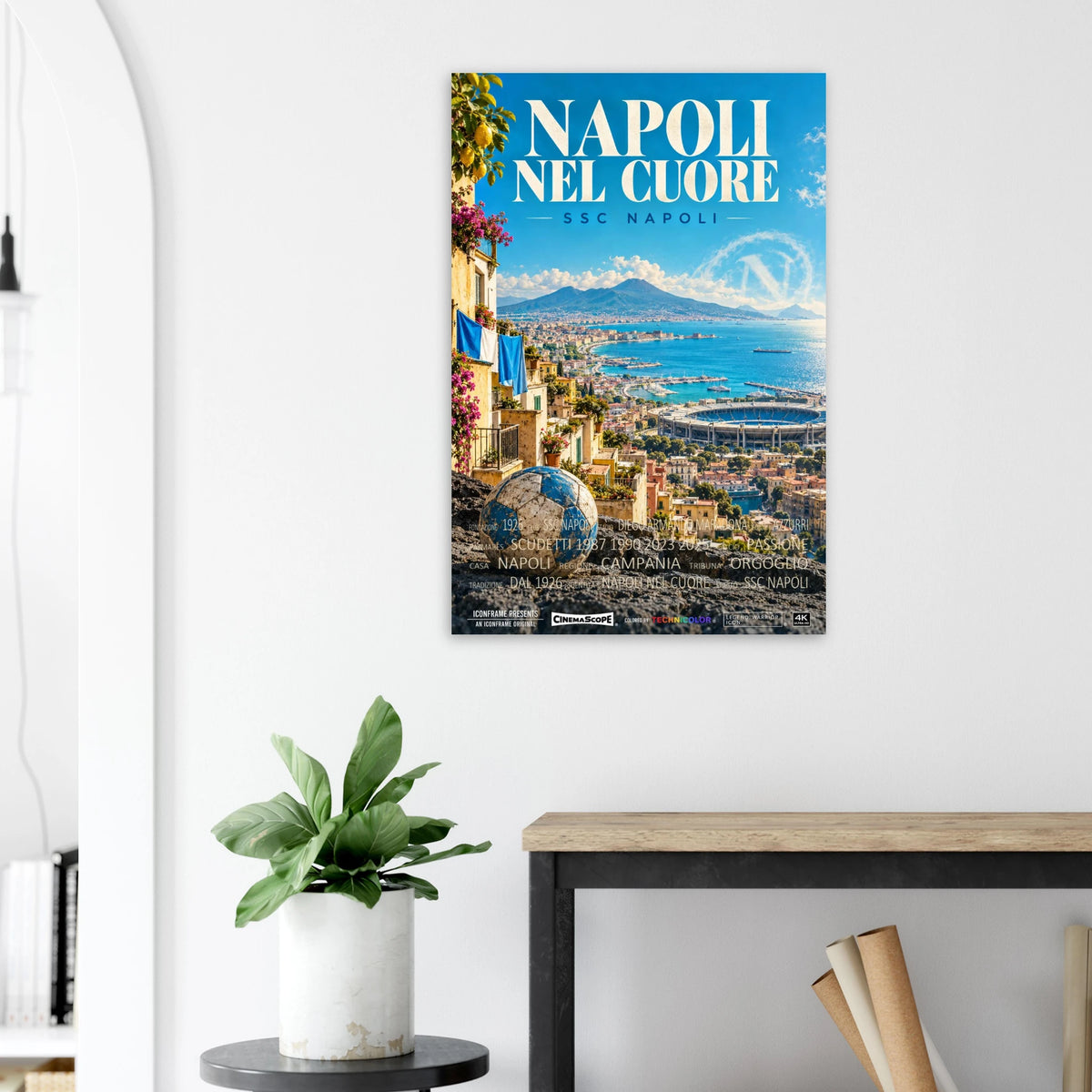 SSC Neapel Poster „Napoli nel Cuore“ an einer hellen Wand neben einer Pflanze und einem Tisch