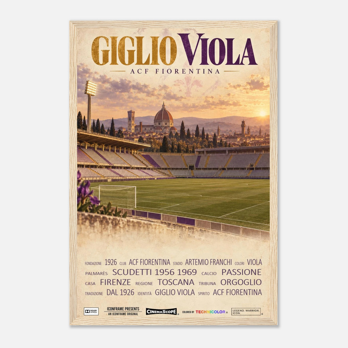 ACF Fiorentina Poster „Giglio Viola“ – 30 × 45 cm, mit naturfarbenem Holzrahmen vor hellem Hintergrund