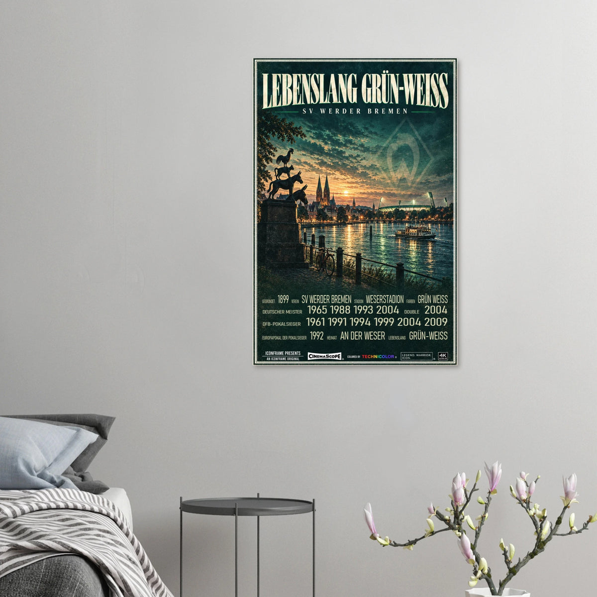 Werder Bremen Poster „Lebenslang Grün-Weiß“ an einer grauen Wand neben einem Bett