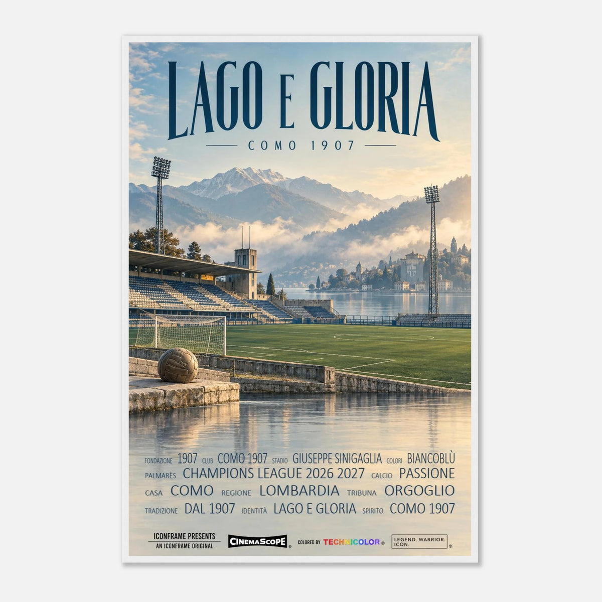 Como 1907 Poster „Lago e Gloria“ – 60 × 90 cm, mit weißem Holzrahmen vor hellem Hintergrund