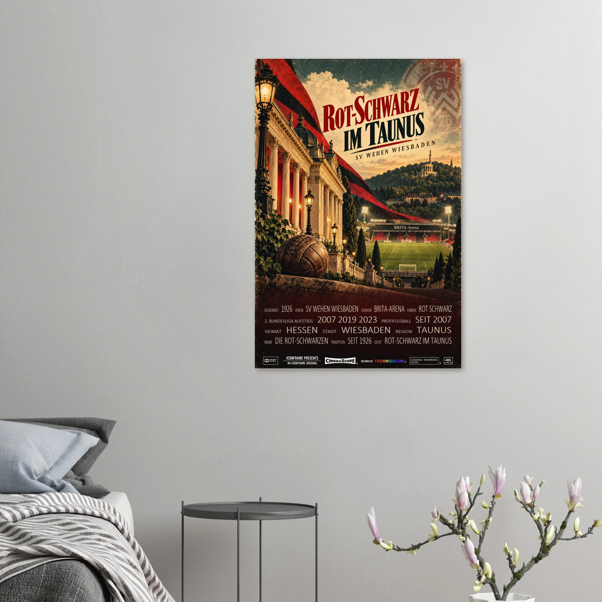 SV Wehen Wiesbaden Poster „Rot-Schwarz im Taunus“ an einer grauen Wand neben einem Bett