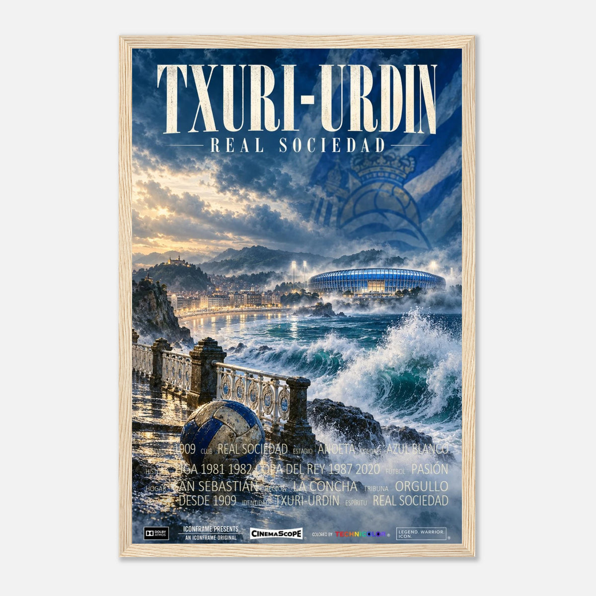 Real Sociedad Poster „Txuri-Urdin“ – 30 × 45 cm, mit naturfarbenem Holzrahmen vor hellem Hintergrund