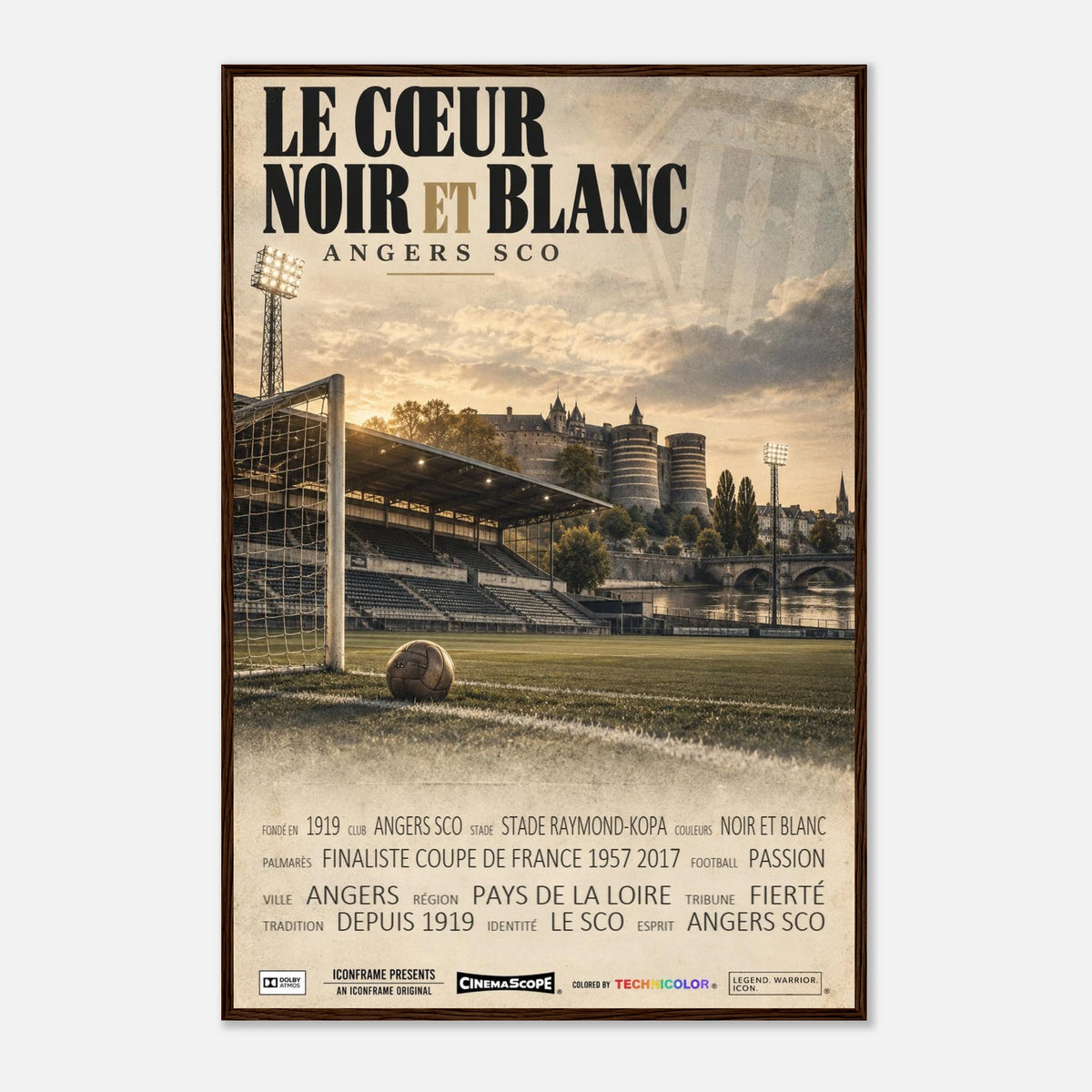 SCO Angers Poster „Le Cœur Noir et Blanc“ – 60 × 90 cm, mit dunkelbraunem Holzrahmen