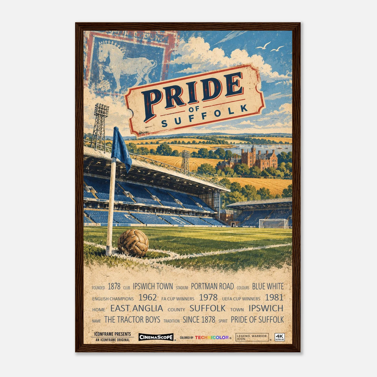 Ipswich Town Poster „Pride of Suffolk“ – 30 × 45 cm, mit dunkelbraunem Holzrahmen vor hellem Hintergrund
