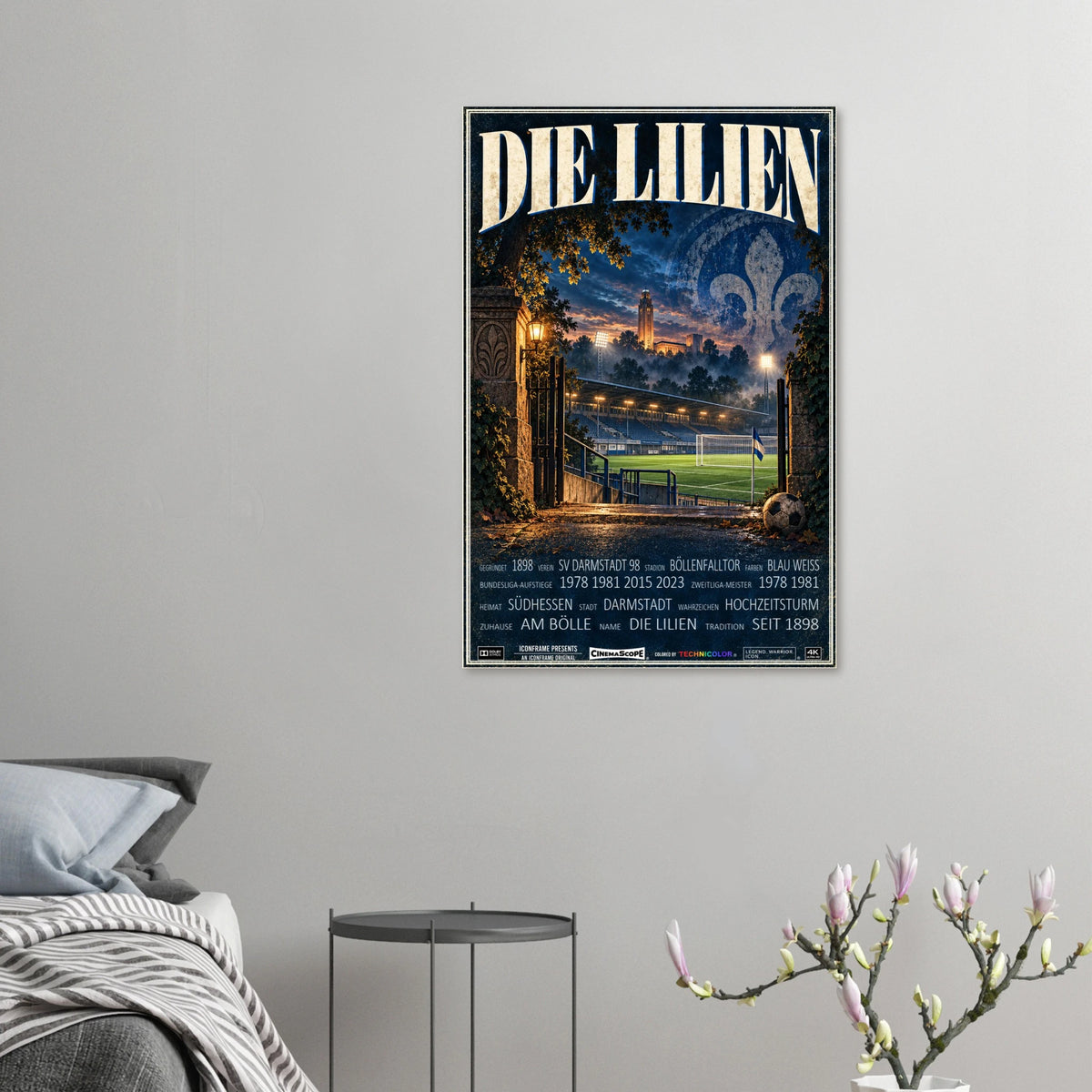 Darmstadt 98 Poster „Die Lilien“ an einer grauen Wand neben einem Bett