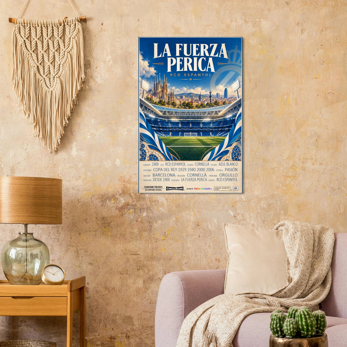 Espanyol Barcelona Poster „La Fuerza Perica“ an einer warmen beigen Wand neben einem Sessel