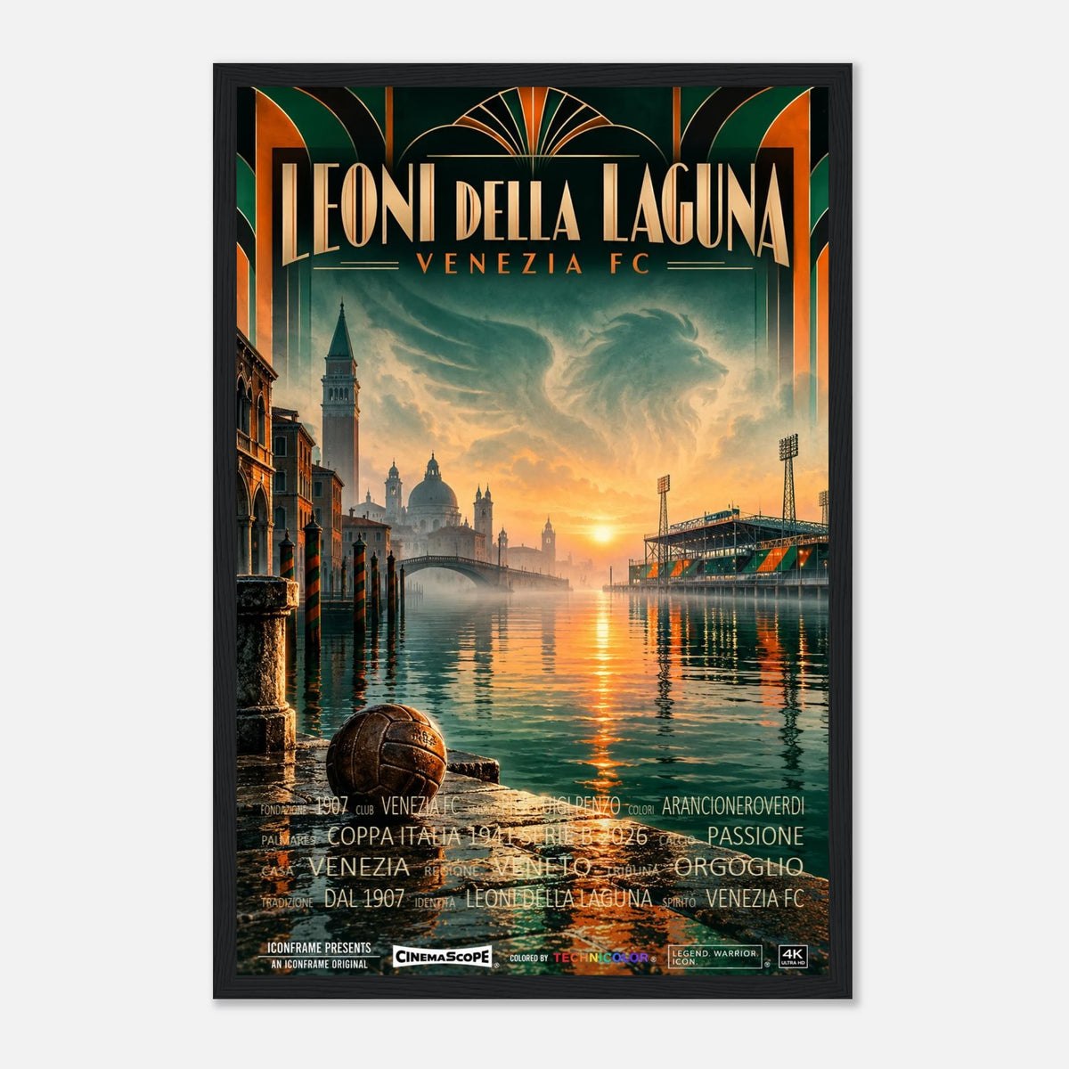 FC Venedig Poster „I Leoni della Laguna“ – 30 × 45 cm, mit schwarzem Holzrahmen vor hellem Hintergrund