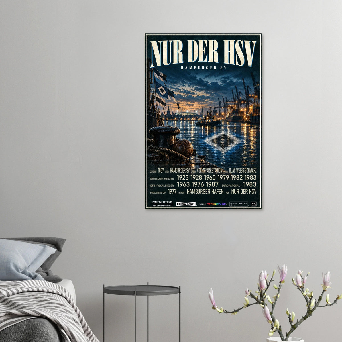 Hamburger SV Poster „Nur der HSV“ an einer grauen Wand neben einem Bett