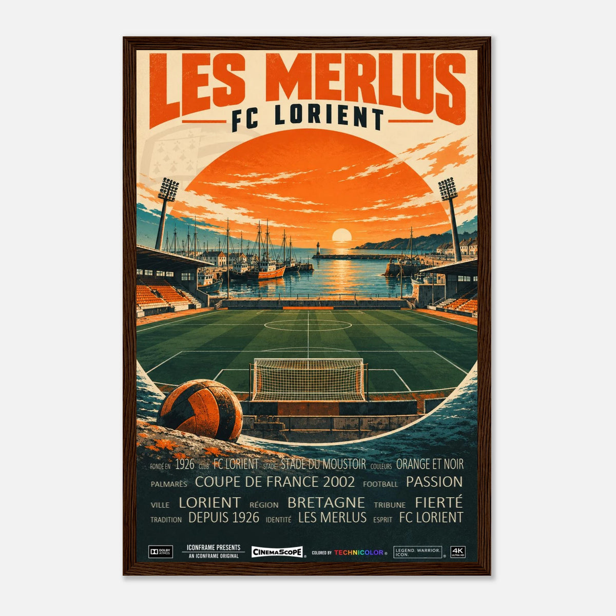 FC Lorient Poster „Les Merlus“ – 30 × 45 cm, mit dunkelbraunem Holzrahmen