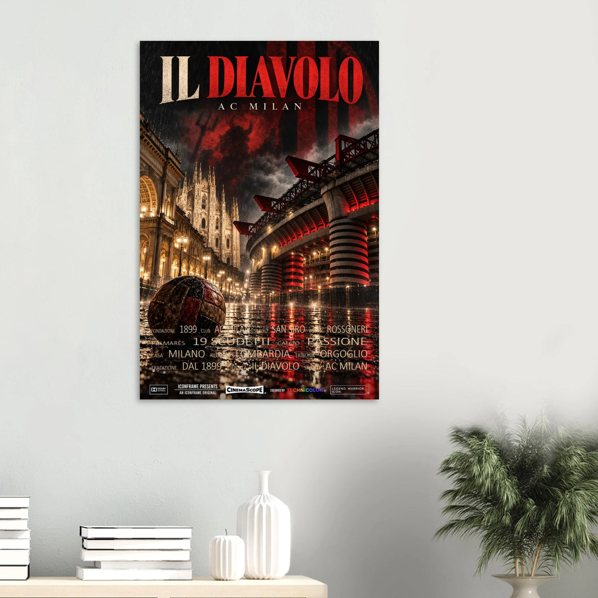 AC Mailand Poster „Il Diavolo“ an einer hellen Wand über einer Ablage mit Büchern und Vasen