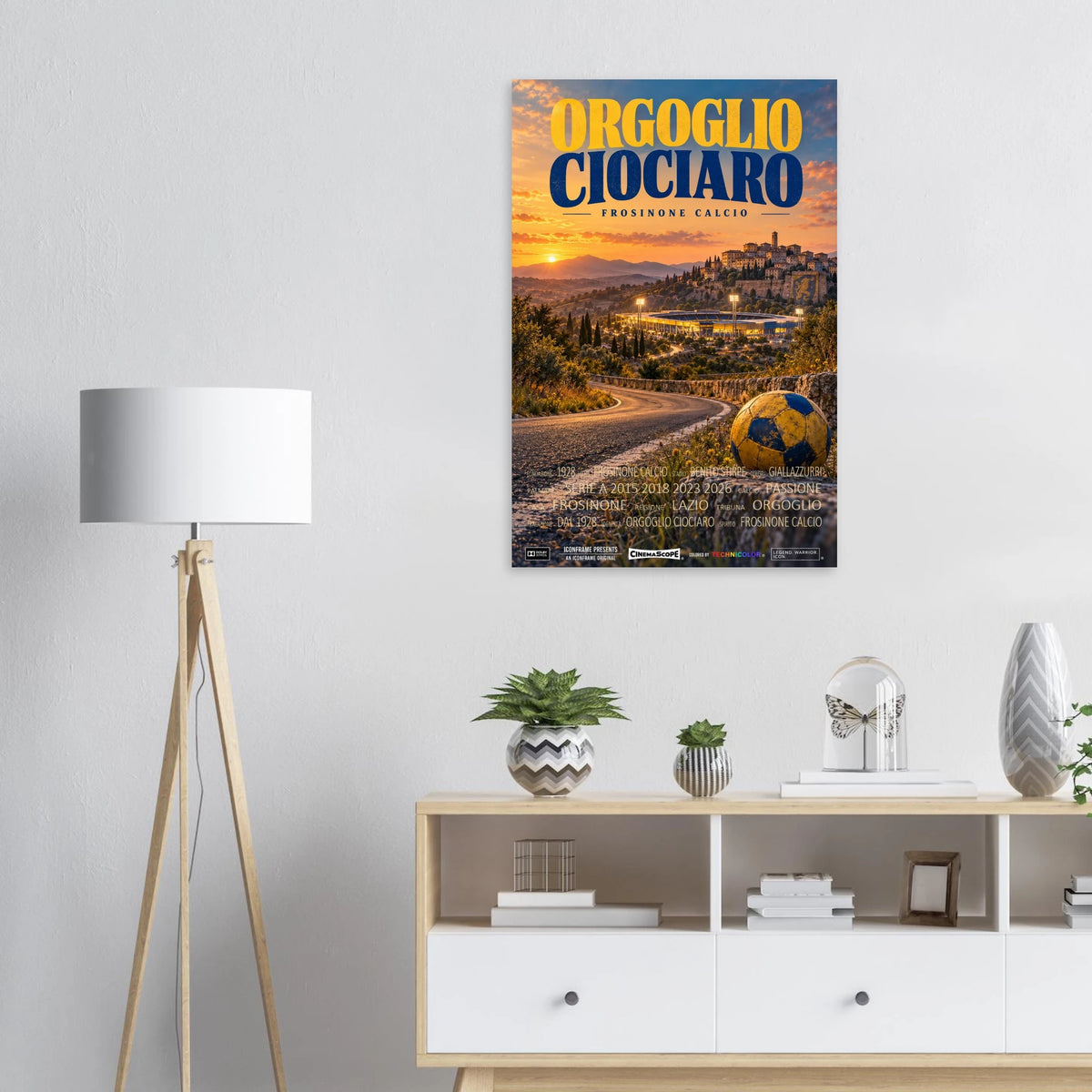 Frosinone Calcio Poster „Orgoglio Ciociaro“ an einer hellen Wand über einem Sideboard neben einer Stehlampe