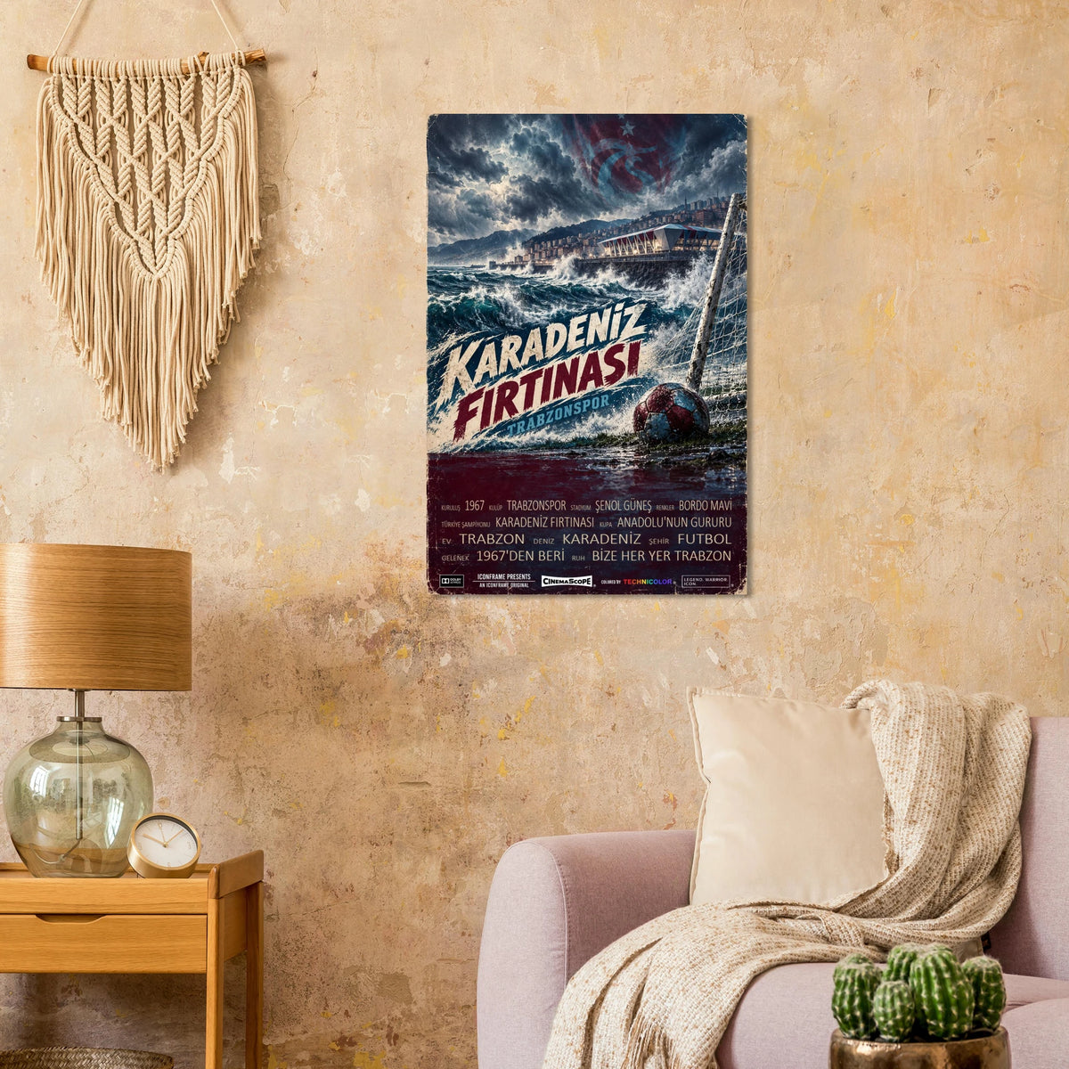 Trabzonspor Poster „Karadeniz Fırtınası“ an einer beigen Wand neben einem Sessel und einer Tischlampe
