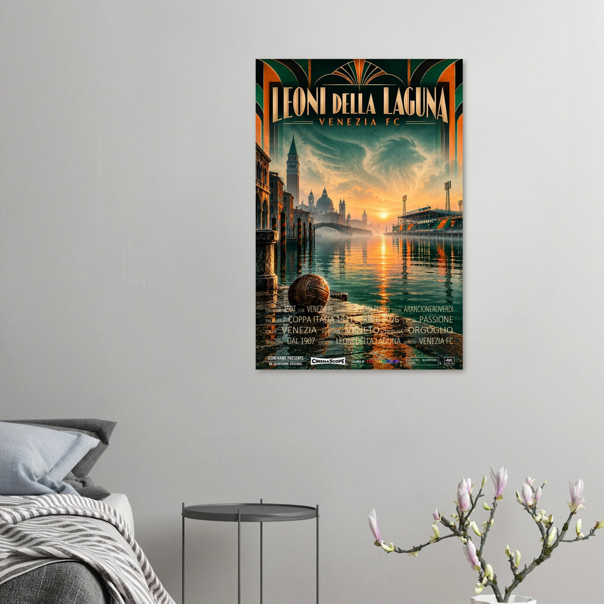 FC Venedig Poster „I Leoni della Laguna“ an einer grauen Wand neben einem Bett