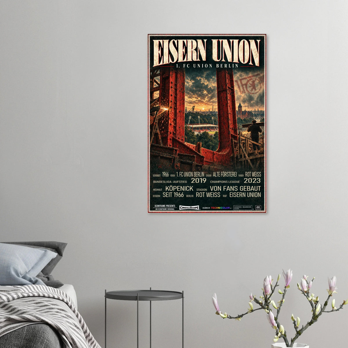 Union Berlin Poster „Eisern Union“ an einer grauen Wand neben einem Bett