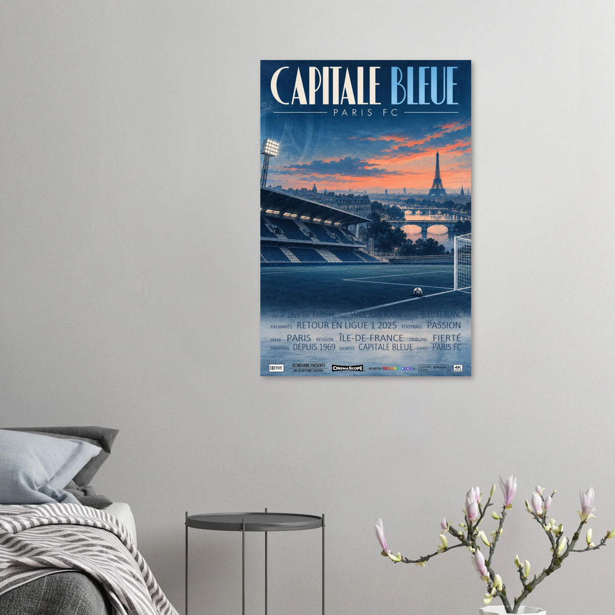 Paris FC Poster „Capitale Bleue“ an einer grauen Wand neben einem Bett