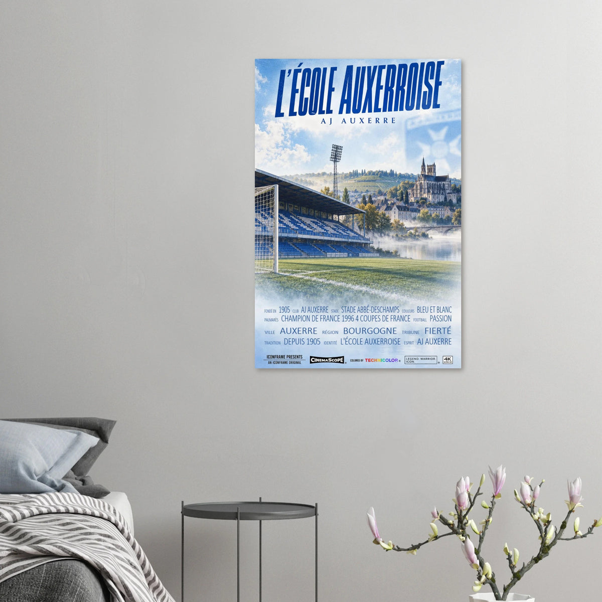 AJ Auxerre Poster „L’École Auxerroise“ an einer grauen Wand neben einem Bett