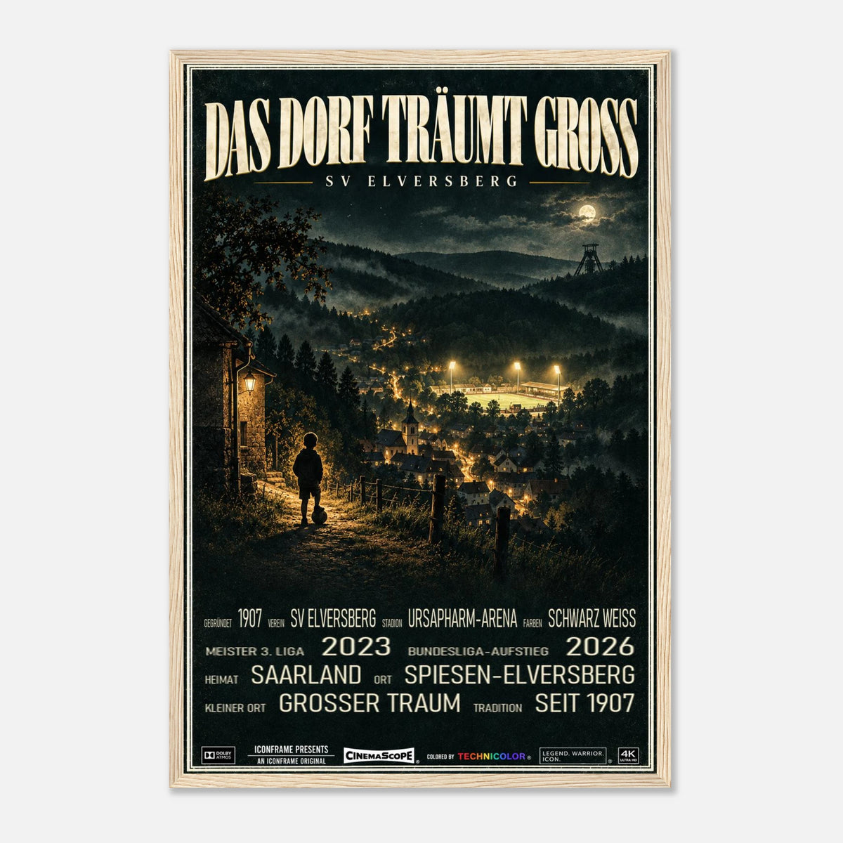 SV Elversberg Poster „Das Dorf träumt groß“ – 40 × 60 cm, mit naturfarbenem Holzrahmen vor hellem Hintergrund