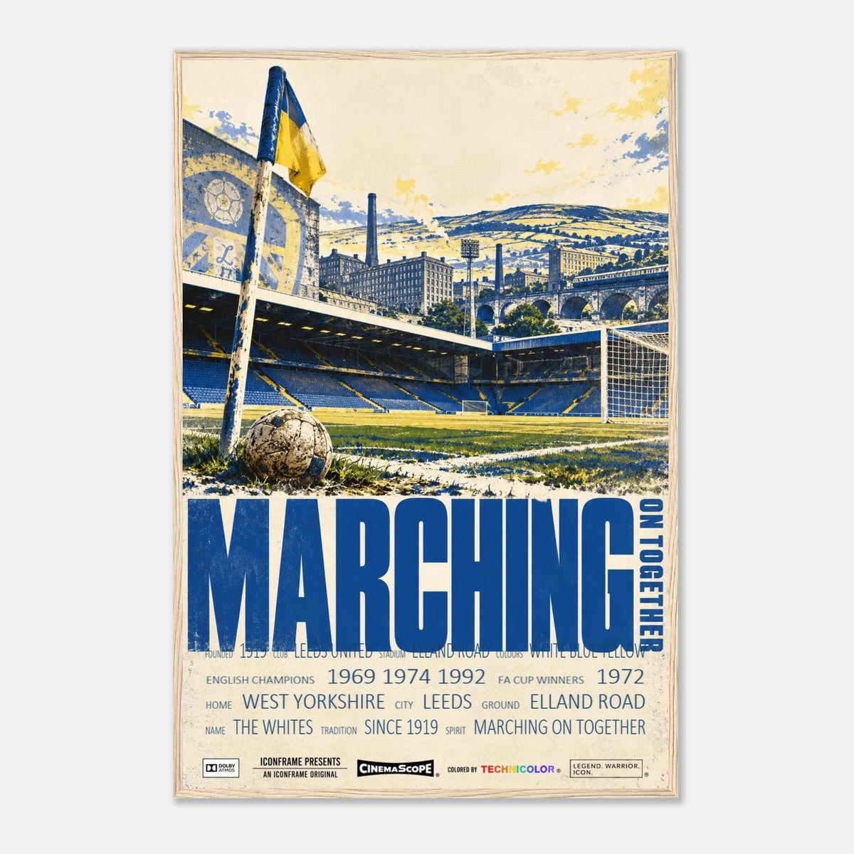 Leeds United Poster „Marching on Together“ – 60 × 90 cm, mit naturfarbenem Holzrahmen vor hellem Hintergrund