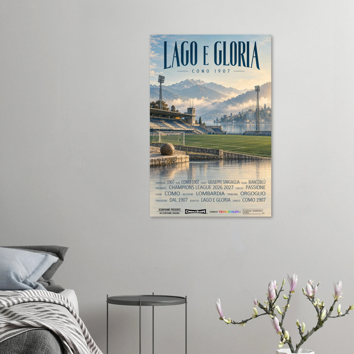 Como 1907 Poster „Lago e Gloria“ an einer grauen Wand neben einem Bett