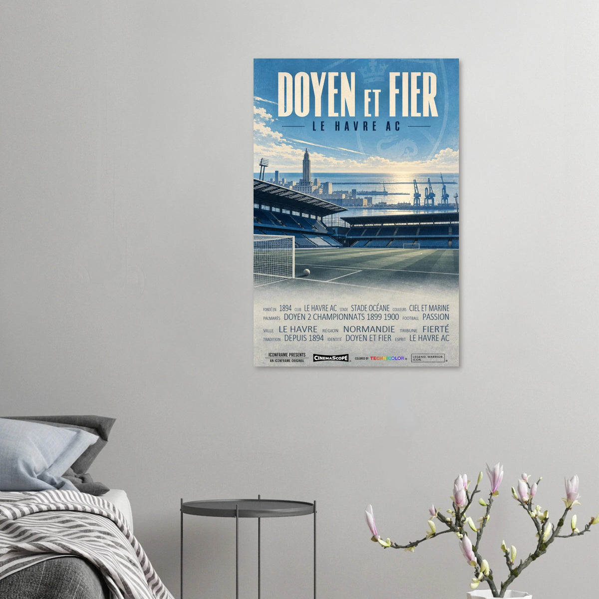 Le Havre AC Poster „Doyen et Fier“ an einer grauen Wand neben einem Bett